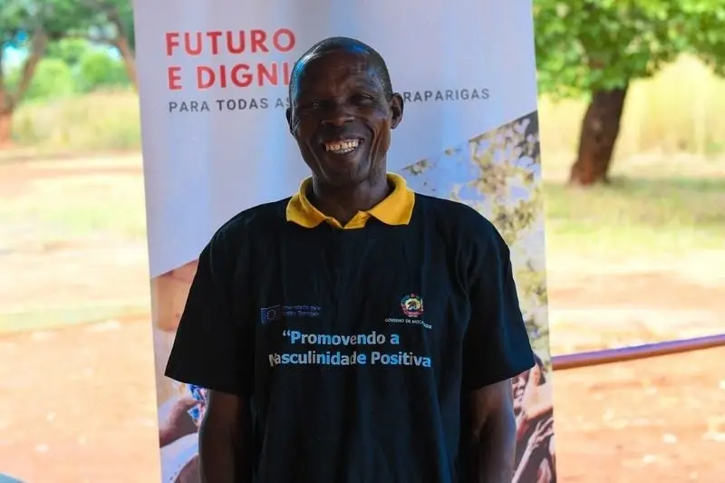 Campeão masculino com camiseta de masculinidade positiva