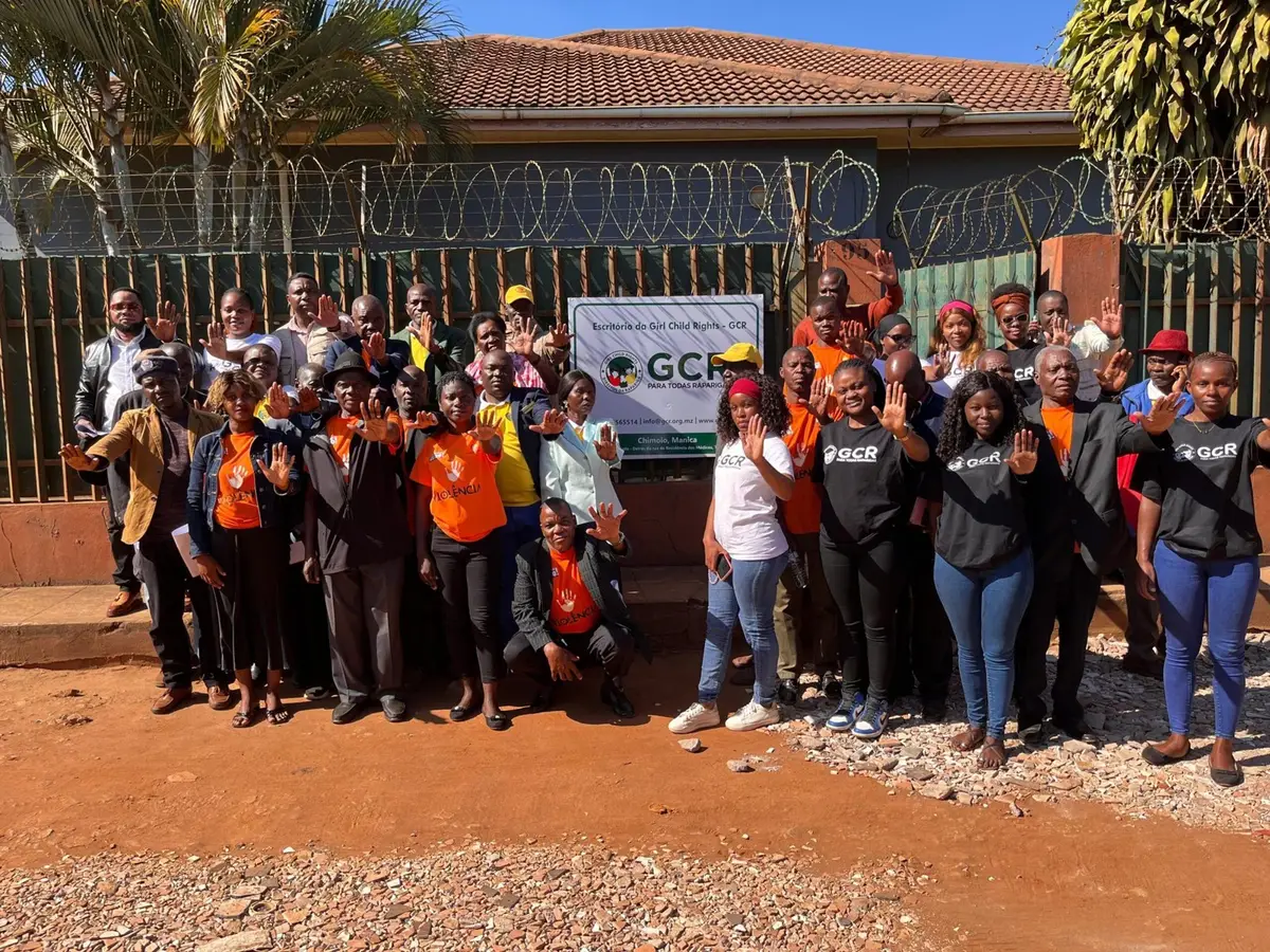 Líderes comunitários e equipa da GCR em frente ao escritório de Chimoio