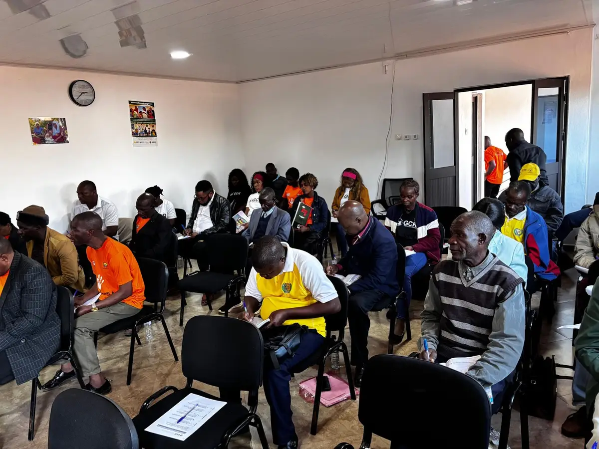 Líderes comunitários reunidos com a GCR em Chimoio